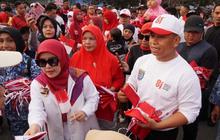 Pemkot Depok Gelorakan Cinta Tanah Air Lewat Pembagian Bendera Merah Putih di CFD