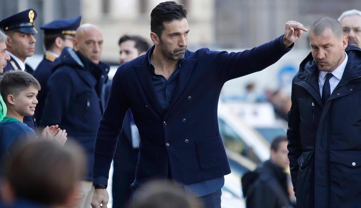 Kiper Juventus, Gianluigi Buffon tiba menghadiri upacara pemakaman Davide Astori di Florence, Italia, Kamis, (8/3). Bek Fiorentina, Davide Astori meninggal pada usia 31 tahun di kamar hotel setelah terkena serangan jantung. (AP Photo/Alessandra Tarantino)