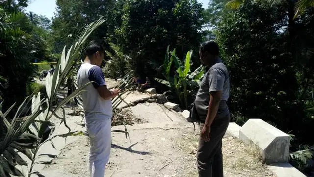 Jalan di Desa Limbangan, Banjarnegara ambles sepanjang 20 meter kedalaman 2 meter dan retak sepanjang 50 meter. (Foto: Liputan6.com/SRU RAPI BNA/Muhamad Ridlo)
