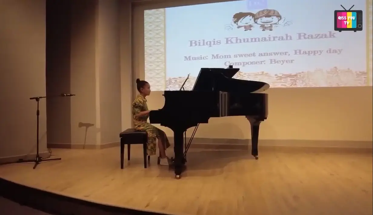 Bakat seni Bilqis mengalir dari sang bunda, Ayu Ting Ting. Tidak hanya jago nyanyi, anak penyanyi dangdut Ayu Ting Ting itu juga jago bermain piano. Pelantun lagu Sambalado itu bangga dengan prestasi dari putrinya. [Instagram/Qiss You TV]