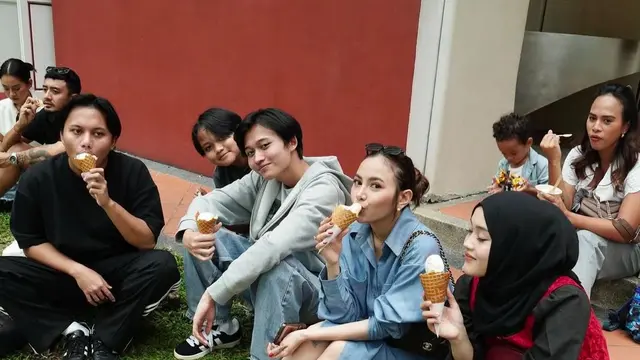 Rizky Febian dan Mahalini Nikmati Liburan Seru di Singapura Bersama Adik-Adiknya (Instagram/@putridelinaa)