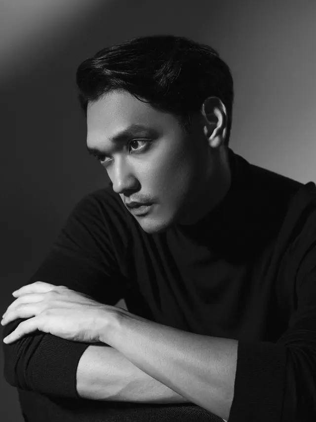 Potret Afgan di hari ulang tahun, bernuansa hitam putih