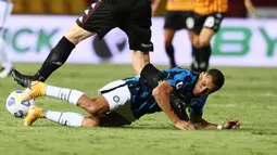 Penyerang Inter Milan, Alexis Sanchez terjatuh saat bertandang ke markas Benevento pada laga giornata kedua Serie A di Stadio Ciro Vigorito, Rabu (30/9/2020). Inter Milan tanpa kesulitan berarti mencukur tim promosi Liga Italia Benevento 5-2. (Alessandro Garofalo/LaPresse via AP)