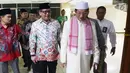 Sekjen PDIP Hasto Kristiyanto (kiri) bersilaturahmi ke Imam Besar Masjid Istiqlal Prof Nasaruddin Umar di Masjid Istiqlal, Jakarta, Rabu (11/4). PDIP mengundang Nasaruddin untuk meletakkan batu pertama pembangunan masjid PDIP. (Liputan6.com/Pool/Joan)