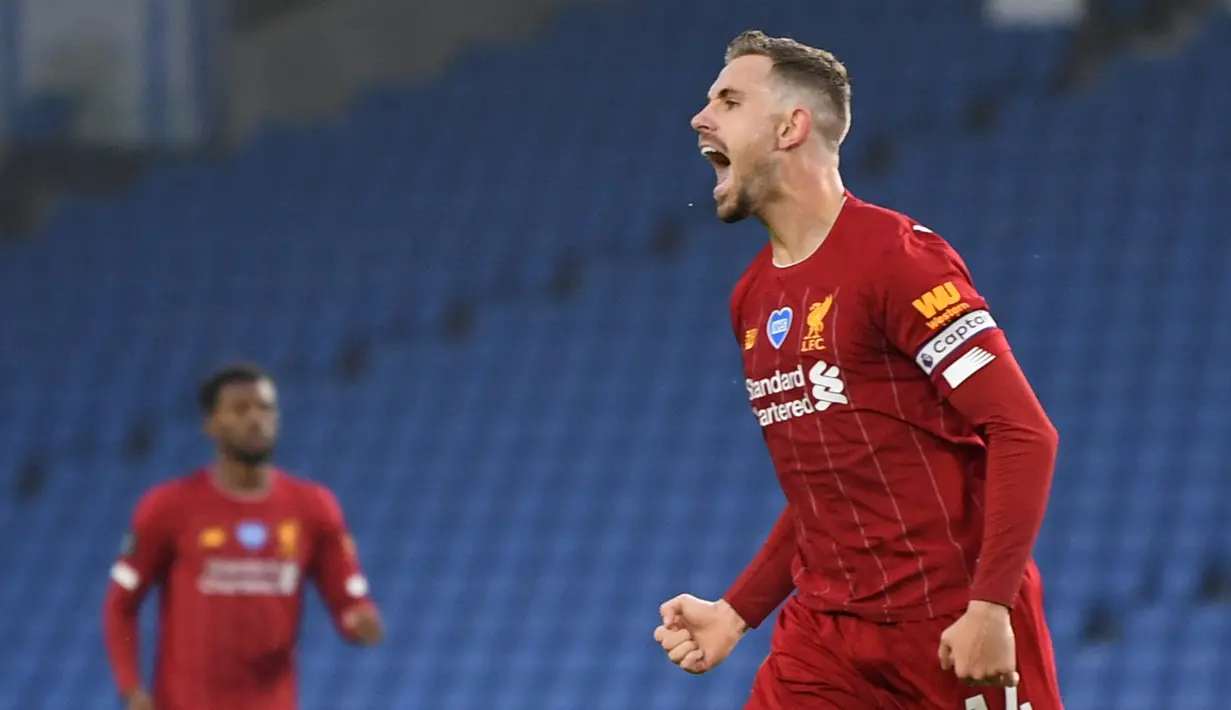 Kapten Liverpool, Jordan Henderson, melakukan selebrasi usai membobol gawang Brighton and Hove Albion  pada laga Premier League pekan ke-34 di Stadion Falmer, Kamis (9/7/2020). Liverpool menang 3-1 atas Brighton. (AFP/Daniel Leal-Olivas/pool)