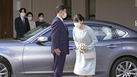 Putri Mako dari Jepang membungkuk sebelum meninggalkan rumahnya di Istana Akasaka, Tokyo, Selasa (26/10/2021). Putri Mako resmi telah kehilangan status kerajaannya setelah menikahi orang biasa, yaitu teman kuliahnya, Kei Komuro pada Selasa (26/10). (Koki Sengoku/Kyodo News via AP)