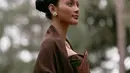 Erika Carlina dikenal akan pesona eksotisnya dengan kulit sawo matang khas perempuan Indonesia. Namun Erika Carlina tampil dengan pesona berbeda di foto terbaru [@eri.carl]