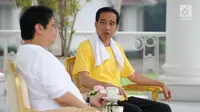 Presiden Jokowi (kanan) berbincang dengan Menteri Perindustrian Airlangga Hartarto usai olahraga bersama di Istana Bogor, Sabtu (24/3). Menurut Airlangga , cawapres Jokowi nantinya harus bisa mendukung kerja presiden. (Liputan6.com/Pool/Biro Pers Setpres)