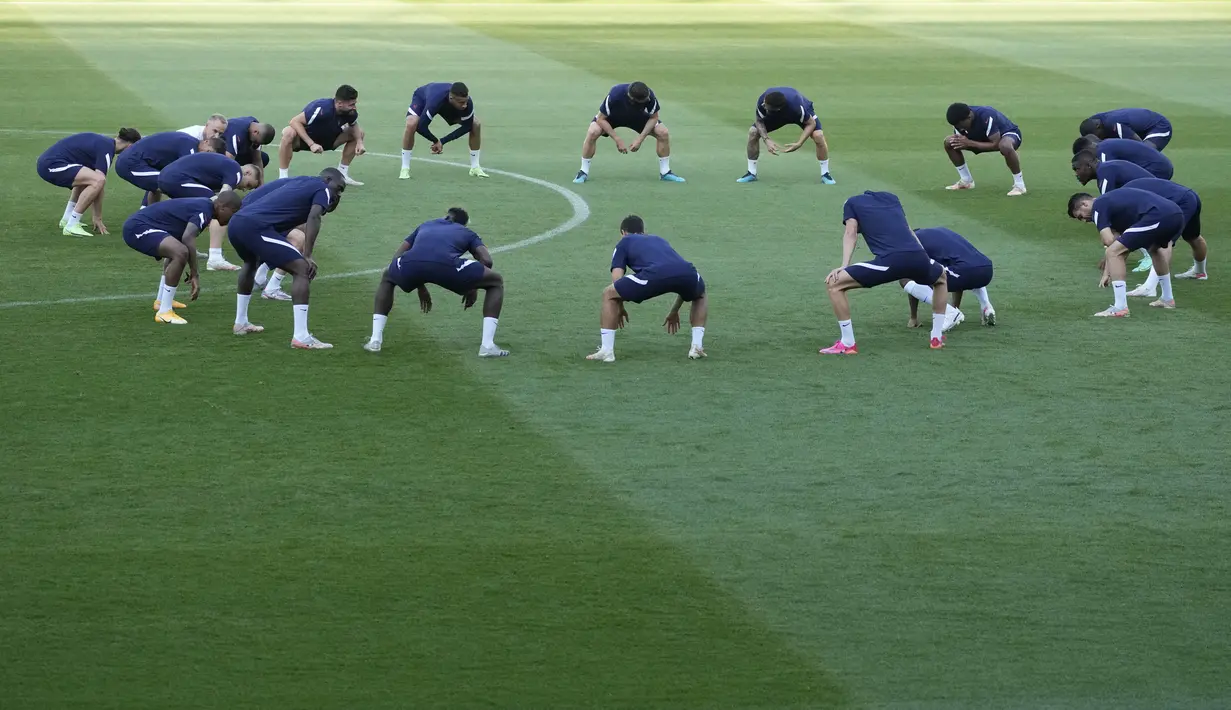 Pemain timnas Prancis melakukan peregangan selama sesi latihan di Budapest, Hungaria, Selasa (22/6/2021). Prancis menghadapi Portugal pada laga Grup F Euro 2020 di Puskas Arena, Rabu (23/6/2021) atau Kamis dini hari WIB. (AP Photo/Darko Bandic)
