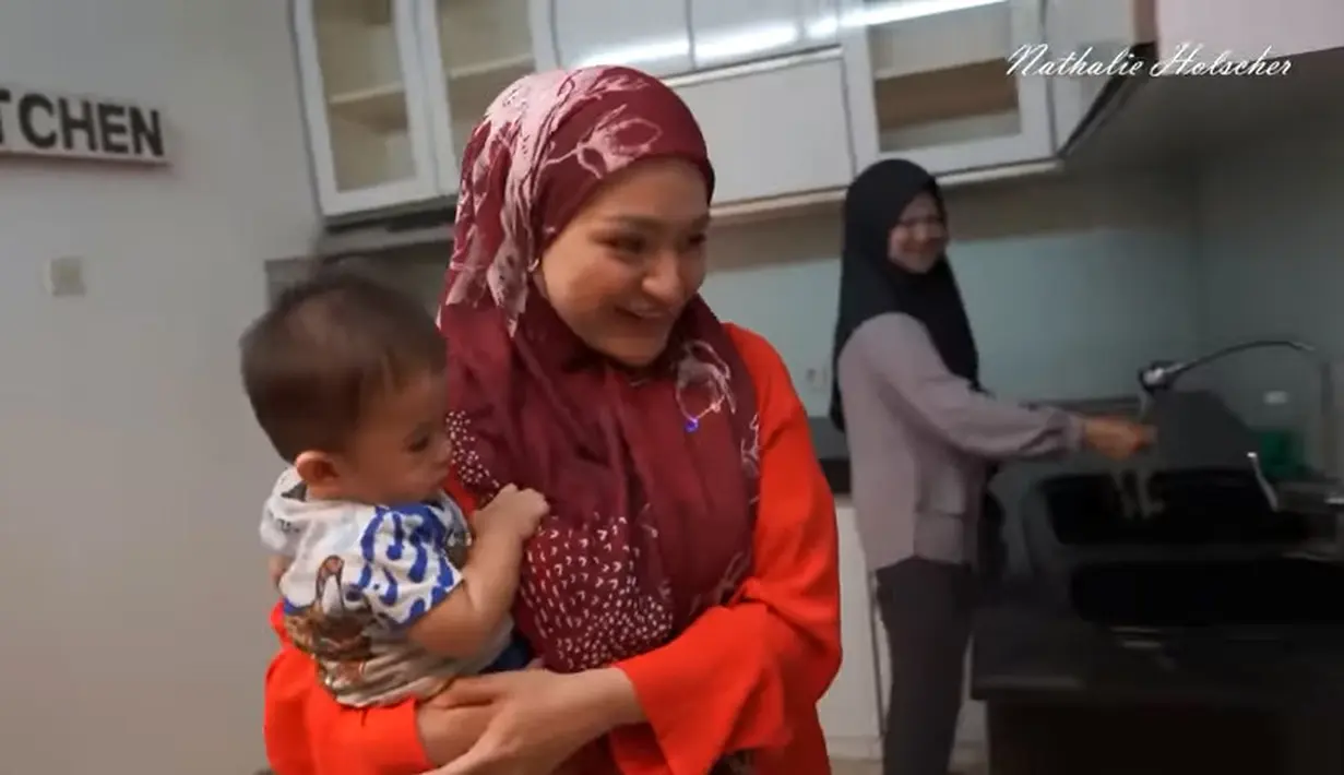 (Youtube/NATHALIE HOLSCHER)