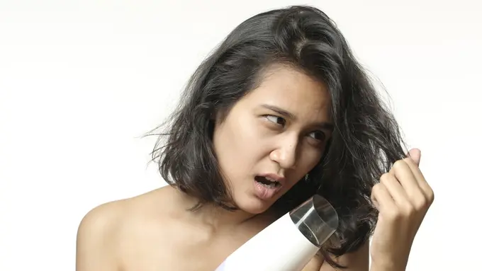 4 Masalah Rambut yang Dialami Bila Keseringan Pakai Hair Dryer