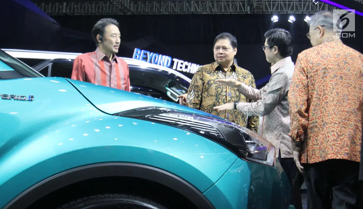 Menteri Perindustrian Airlangga Hartarto meninjau mobil yang dipamerkan dalam ajang GIIAS 2017 di ICE BSD City Tangerang, Kamis (10/8). Pameran ini kembali disebut-sebut sebagai pameran otomotif terbesar di Indonesia. (Liputan6.com/Angga Yuniar)