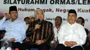 Din Syamsuddin (tengah) bersiap memberi pernyataan terkait ditetapkannya Basuki Tjahaja Purnama (Ahok) sebagai tersangka kasus penistaan agama, Jakarta, Rabu (16/11). Din bersyukur kasus tersebut tak merembet ke hal lain. (Liputan6.com/Helmi Fithriansyah)