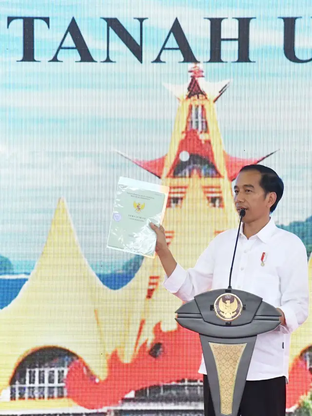 Jokowi Serahkan 3.500 Sertifikat untuk Warga Lampung