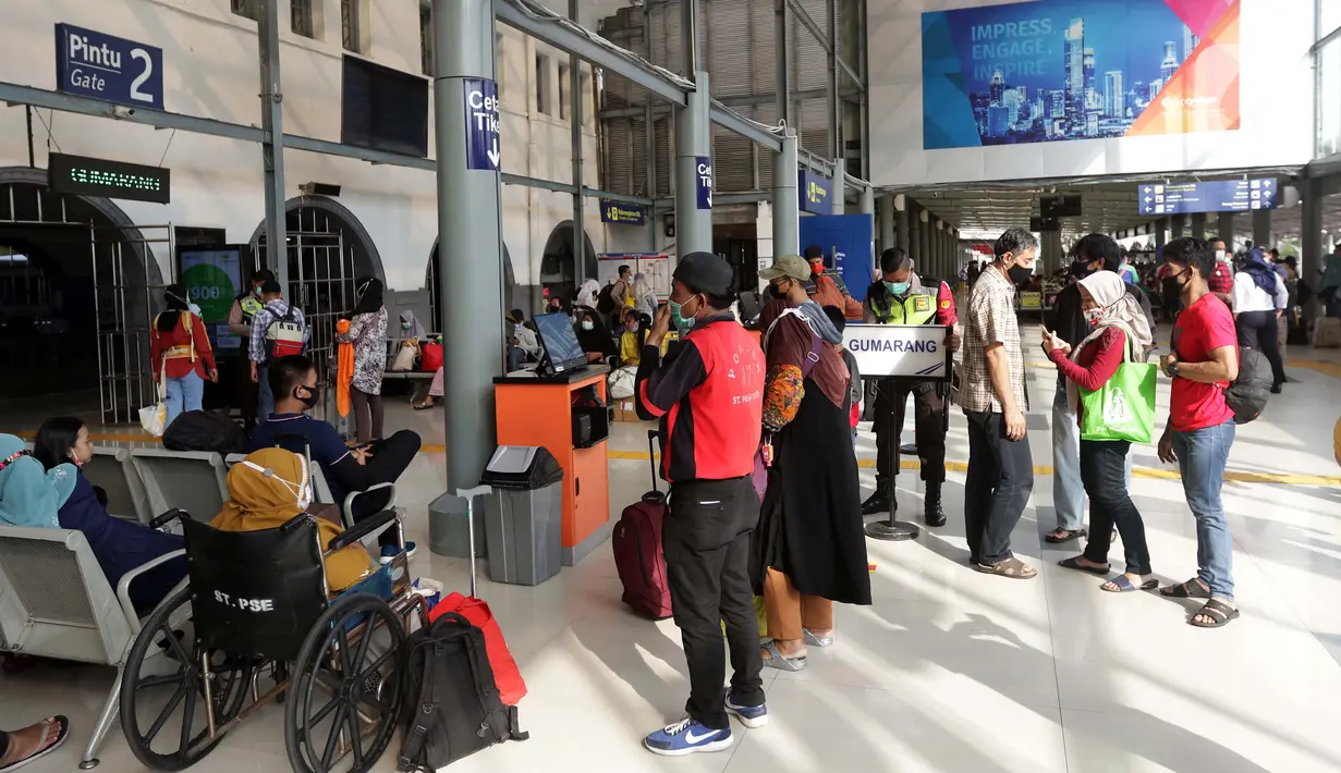 Calon penumpang KA Jarak Jauh antre lapor mandiri di Stasiun Pasar Senen, Jakarta, Selasa (18/5/2021). Stasiun Pasar Senen kembali beroperasi melayani keberangkatan dan kedatangan penumpang KA Jarak Jauh pasca berakhirnya masa pelarangan mudik Lebaran 2021. (Liputan6.com/Helmi Fithriansyah)