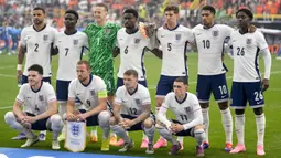 Para pemain starting XI Timnas Inggris berfoto bersama jelang laga semifinal Euro 2024 menghadapi Timnas Belanda di Westfalenstadion, Dortmund, Jerman, Kamis (10/7/2024). (AP Photo/Darko Vojinovic)