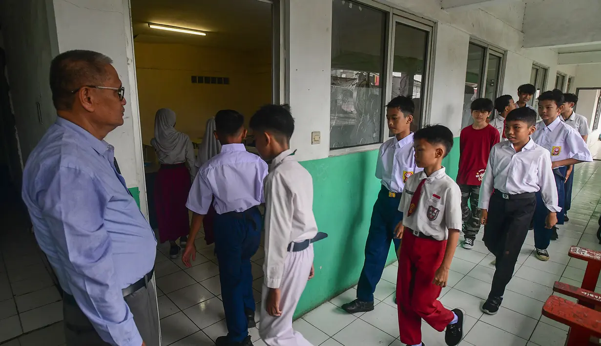 Program ini untuk menindaklanjuti putusan Mahkamah Konstitusi (MK) yang memerintahkan negara membebaskan biaya pendidikan dasar sembilan tahun dari SD hingga SMP negeri dan swasta. (merdeka.com/Arie Basuki)