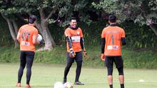 Tiga penjaga gawang Persipura Jayapura, Dede Sulaiman (menghadap kamera), Gerri Mandagi, Mariyo Londok, saat pemusatan latihan di Kota Batu. (Bola.com/Iwan Setiawan)
