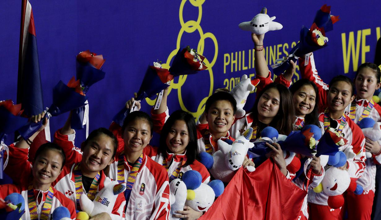 Tim bulutangkis putri Indonesia berpose saat menerima medali perak pada SEA Games 2019 di Muntinlupa Sports Complex, Manila, Selasa (3/12). Indonesia kalah 1-3 dari Thailand. (Bola.com/M Iqbal Ichsan)