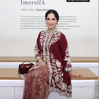Annisa Pohan tampil anggun kenakan kebaya encim merah marun bermotif putih. Dipadu dengan kain Batik merah pastel dan tas lokal Vone seharga Rp15 jutaan [@annisayudhoyono]