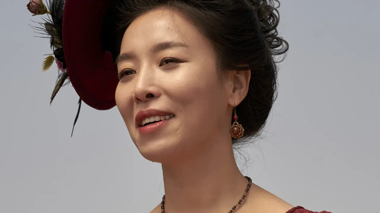 Cha Chung Hwa dalam behind the scene The Song of Bandits. (Yu Ara/Netflix)