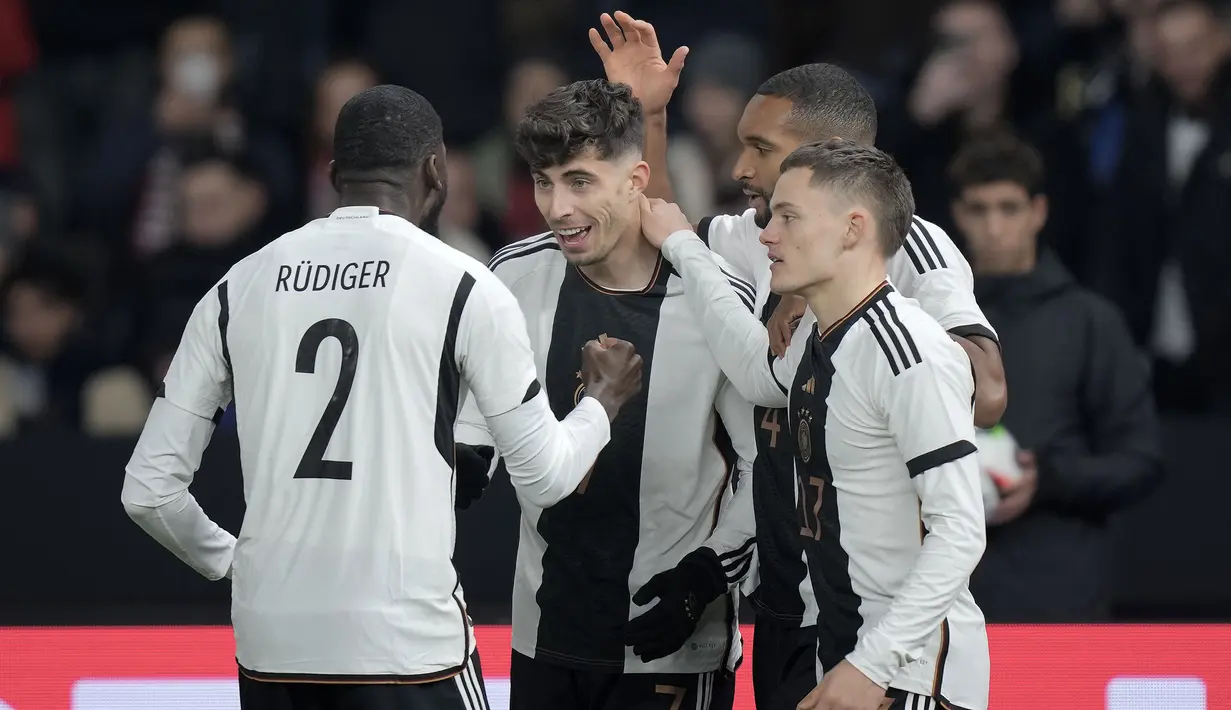Selebrasi para pemain Timnas Jerman setelah unggul 1-0 atas Timnas Turki berkat gol Kai Havertz (tengah) pada laga uji coba internasional di Olympiastadion, Berlin, Minggu (19/11/2023) dini hari WIB. (AP Photo/Markus Schreiber)