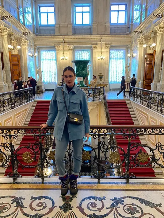 Di akun Youtubenya, Luna mengungkapkan cerita di masa lalunya bersama Ola, sahabat Luna sejak duduk di bangku SMP. Perempuan yang satu ini mengenang masa-masa mudanya yang mereka habiskan di Pulau Dewata. (Instagram/lunamaya)