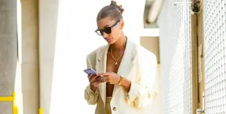 Berbusana serba kuning, Hailey Bieber kenakan setelan musim panas dari Magda Butrym dengan cap mocha Air Jordan 1s dan perhiasan Monica Vinader. (FOTO: Instagram/stylememaeve).