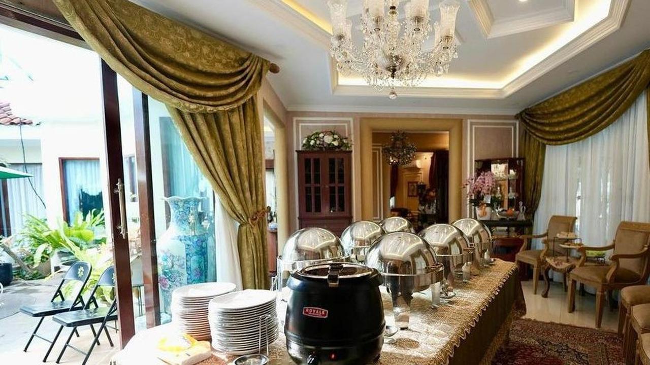 Lagi Santai di Teras Rumah, HM Fitno Crazy Rich Pondok Indah Panggil Tukang Kopi Starling 'Saya Bayar Rp200 Ribu