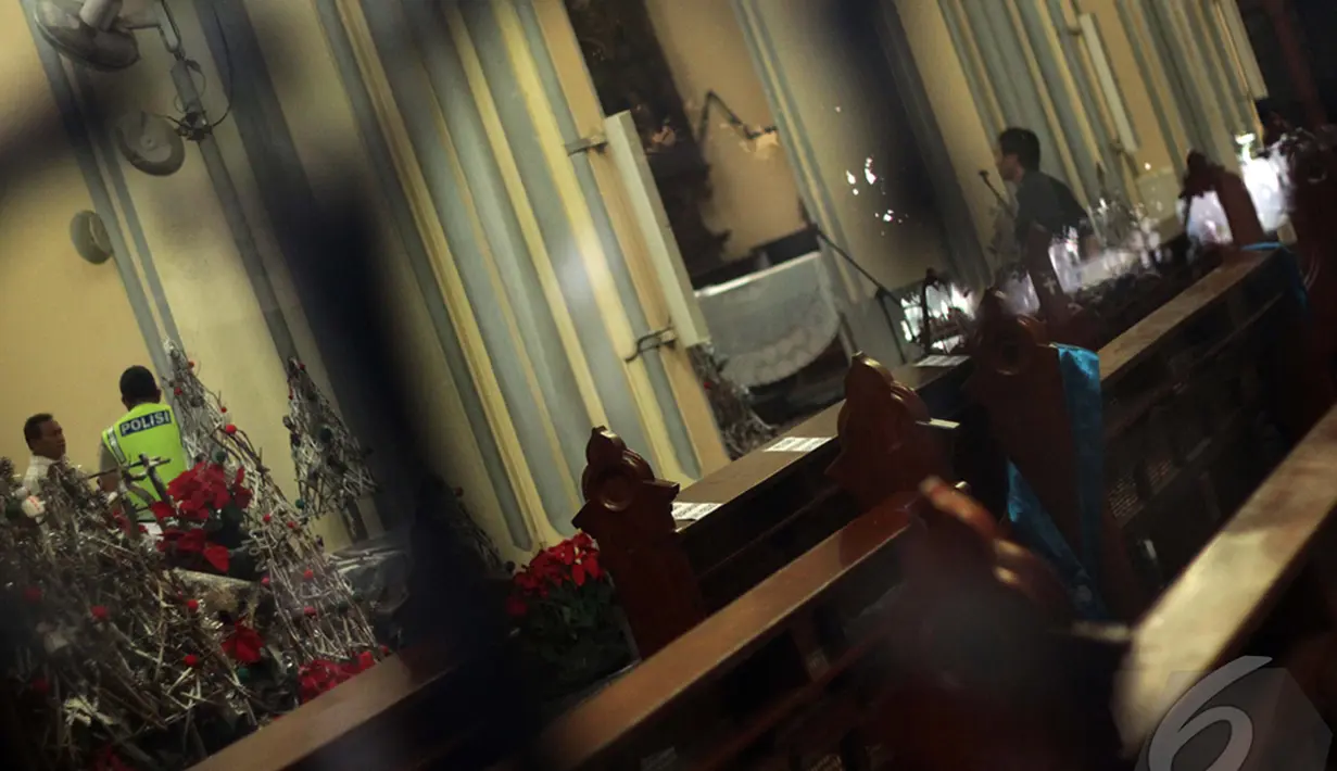 Setiap sudut ruang dalam Gereja Katedral dilakukan penyisiran oleh Personel Gegana Polda Metro Jaya , Jakarta, Rabu (24/12/2014). (Liputan6.com/Faizal Fanani)
