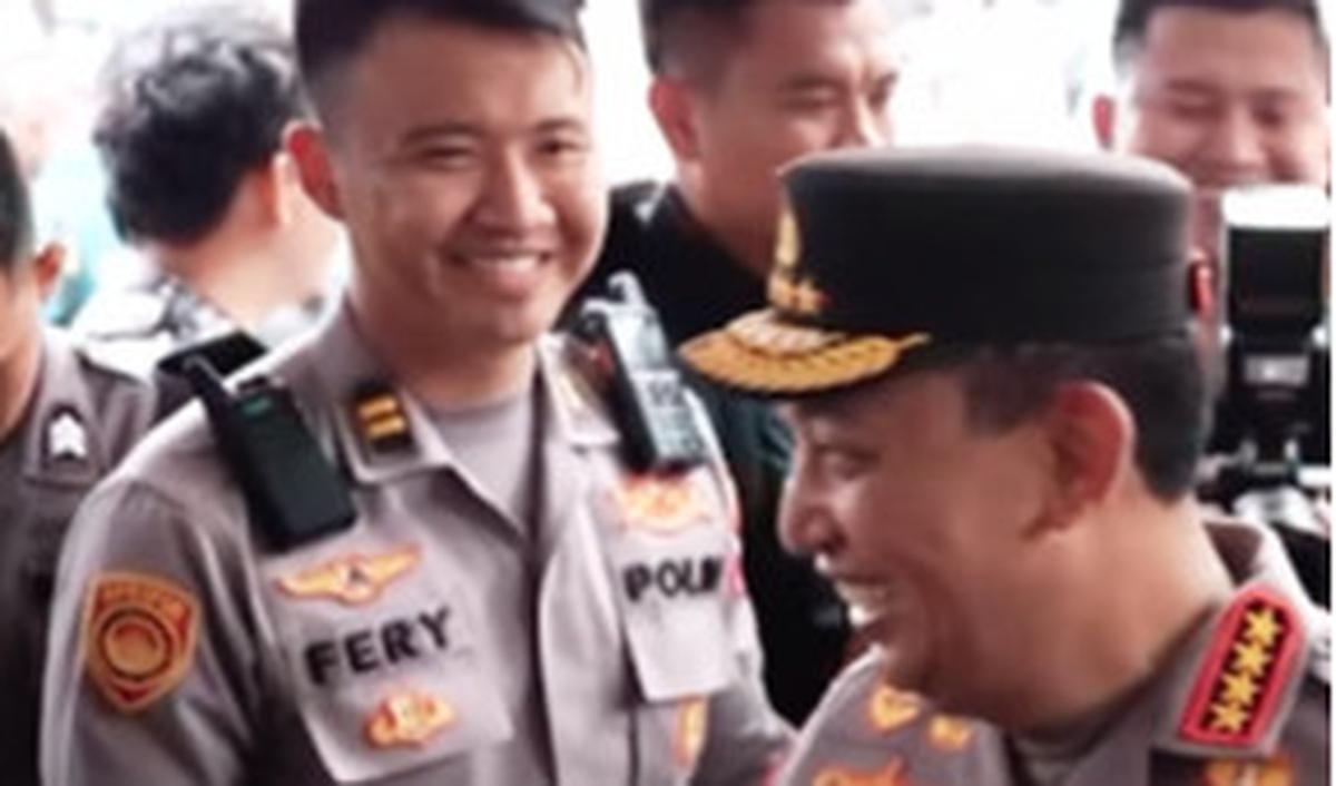 "Ganteng, bapak," balas pria tersebut.