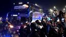 Para penggemar mengambil gambar bus yang mengangkut tim sepak bola nasional Argentina di Ezeiza, Buenos Aires, Argentina pada 15 Juli 2024. (Luis ROBAYO/AFP)