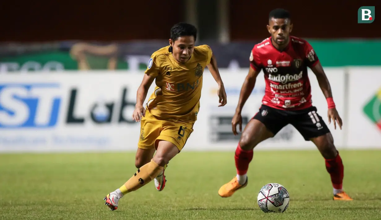 Dua tim ini langsung tancap gas mengambil inisiatif saling melancarkan serangan. Namun, belum banyak peluang yang membahayakan hingga pertandingan sudah berjalan 10 menit. (Bola.com/Bagaskara Lazuardi)