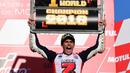 Pembalap Repsol Honda, Marc Marquez berselebrasi di atas podium setelah memenangi balapan MotoGP Jepang 2018 di Twin Ring Motegi, Minggu (21/10). Kemenangan Marquez di Jepang sekaligus membuatnya menjadi juara dunia MotoGP 2018. (Martin BUREAU / AFP)