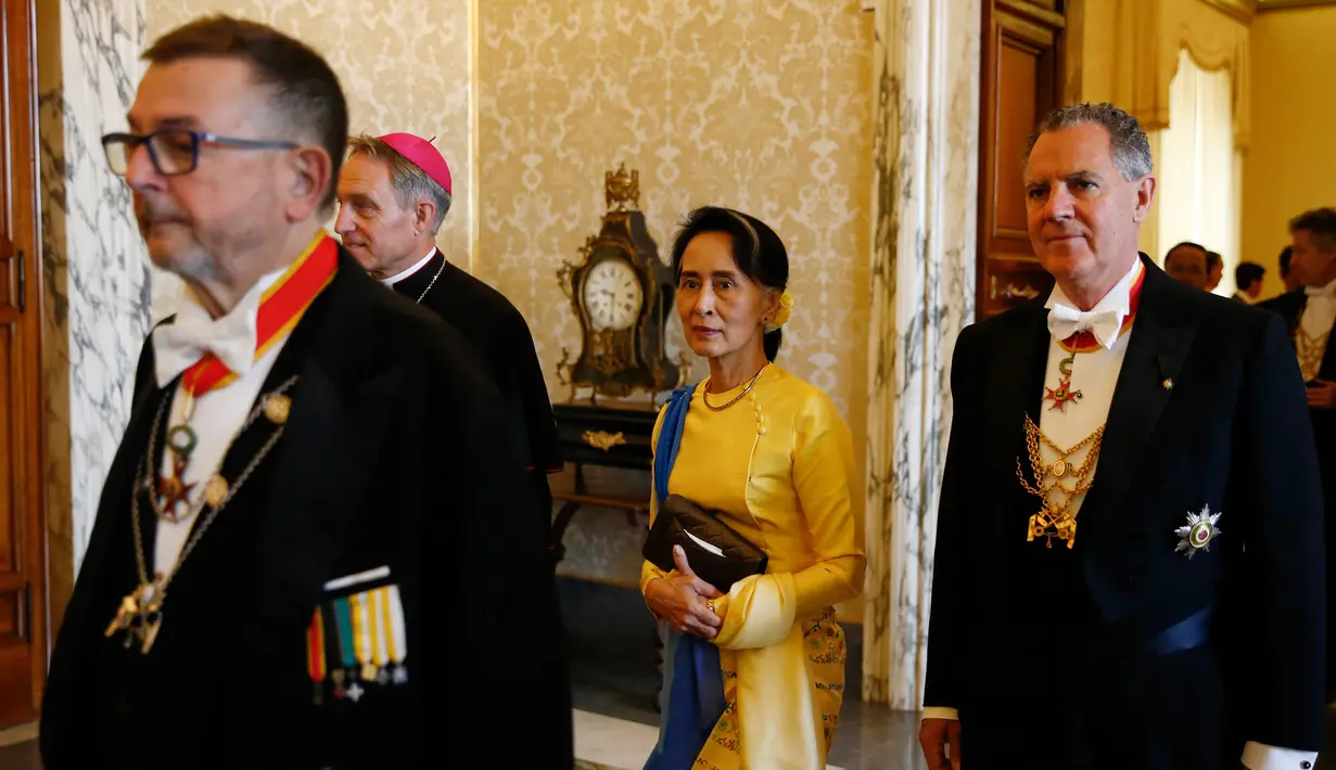 Penasihat Negara Myanmar dan Menteri Luar Negeri Aung San Suu Kyi tiba untuk melakukan pertemuan pribadi dengan Paus Fransiskus di Vatikan (4/5). (AFP Photo/Pool/Tony Gentle)