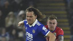 Gelandang Blackburn Rovers, Sammie Szmodics berebut bola dengan bek Leicester City Wout Faes pada laga putaran ke-5 Piala FA 2022/2023 di Stadion King Power, Rabu (1/3/2023), dini hari WIB. Menjamu Blackburn Rovers, tim tuan rumah Leicester City gagal untuk menambah gol lagi dan harus tersingkir dari Piala FA di babak kelima.  (AP Photo/Rui Vieira)