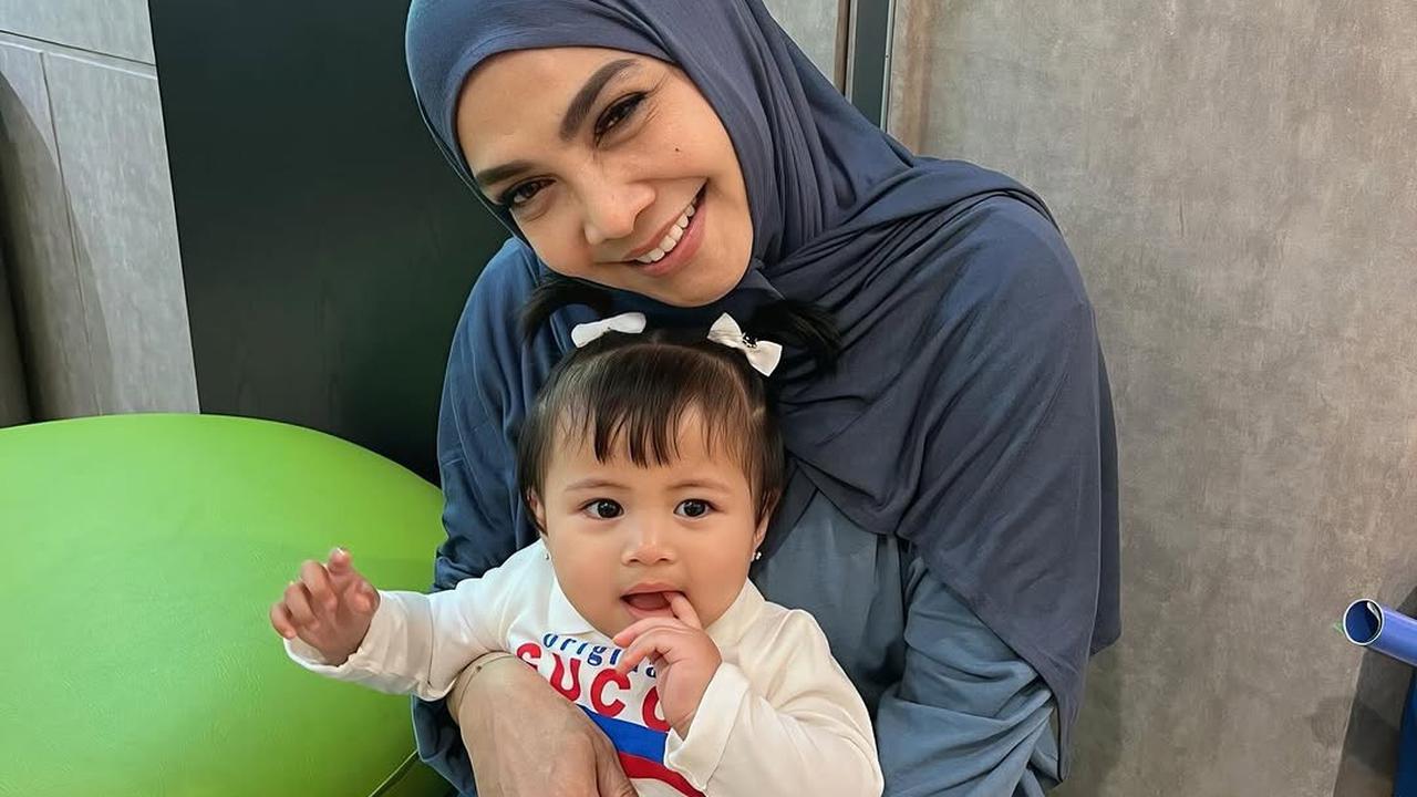 Potret Rieta Amilia Momong dan Suapi Lily, Disayang dan Siapkan Cemilan Untuk Cucu Kesayangan