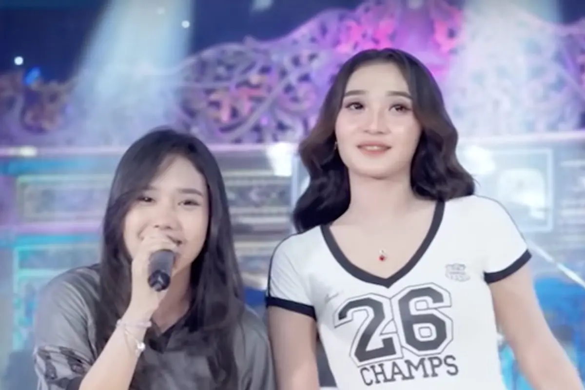 Chelosa Adella dan Difarina Indra