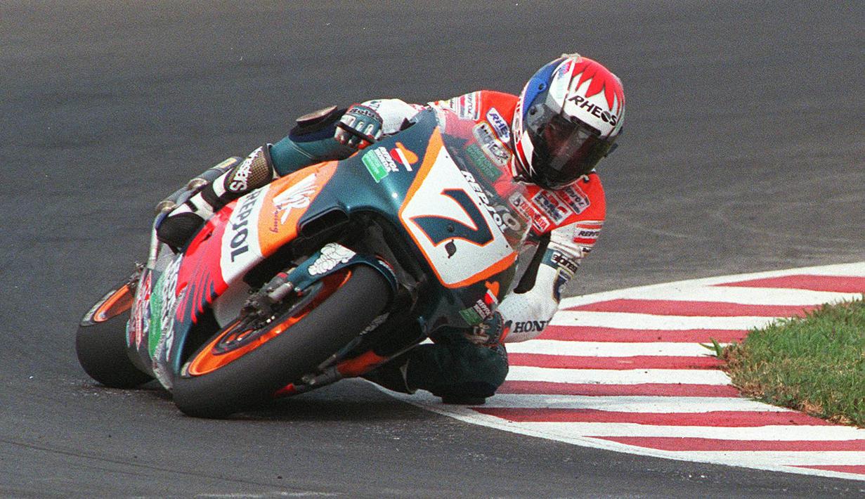 Tadayuki Okada sukses menjadi pemenang 500cc GP Indonesia di Sentul setelah mengalahkan Mick Doohan dan Alex Criville. (AFP/Kemal Jufri)