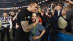 Alma Rugby menyiarkan video tentang Charlie Lines bocah 15 tahun yang mendapat medali emas juara dunia dari Sonny Bill Williams atlet Selandia Baru usai final Piala Dunia Rugbi 2015 di London, Inggris. Ia berhasil lolos walau sempat terjatuh karena t...