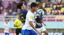 Pemain Timnas Uzbekistan U-17, Sherzodbek Abdulboriyev (kanan) berebut bola dengan pemain Timnas Prancis U-17, Mohamed-Amine Bouchenna pada laga perempat final Piala Dunia U-17 2023 di Stadion Manahan, Solo, Sabtu (25/11/2023). (Doc. LOC WCU17/NFL)