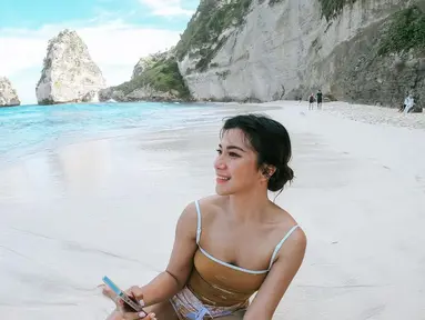 Presenter Dita Fakhrana mencuri perhatian publik lewat unggahan foto terbarunya di Instagram. Dita tengah menikmati liburannya ke Bali. Ia mengunjungi pantai di Nusa Penida. (Instagram/fakhranaaa)