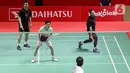 Pada laga ekshibisi tersebut Mohammad Ahsan/Hendra Setiawan melawan Kevin Sanjaya Sukamuljo dan pemain Korea Selatan Seo Seung-jae. (Liputan6.com/Herman Zakharia)