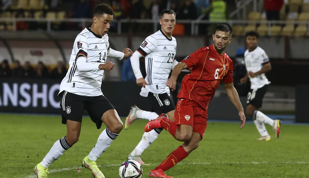 Pada menit ke-83 Jamal Musiala mencetak gol dan membawa Jerman unggul 4-0. Kerjasamanya dengan Karim Adeyemi berhasil dituntaskan dengan sepakan keras dari tepi kotak penalti yang kembali gagal diantisipasi Stole Dimitrievski. (AP/Boris Grdanoski)