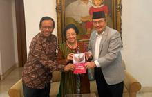 Jimly Asshiddiqie Beri Buku Amandemen UUD 1945 kepada Megawati, Dorong Perubahan Sistem Ketatanegaraan