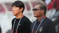 Pelatih Timnas Indonesia, Shin Tae-yong (kiri) dan manajer tim Sumardji saat menghadapi Vietnam dalam laga leg pertama babak semifinal Piala AFF 2022 di Stadion Utama Gelora Bung Karno (SUGBK), Jumat (6/1/2023) sore WIB. (Bola.com/Abdul Aziz)