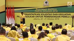 Ketua Umum DPP Partai Golkar, Airlangga Hartarto memberi arahan jelang membuka Rakornis Bappilu Partai Golkar 2018 di Jakarta, Sabtu (20/10). Rakornis membahas persiapan kampanye pada Pemilu 2019. (Liputan6.com/Helmi Fithriansyah)