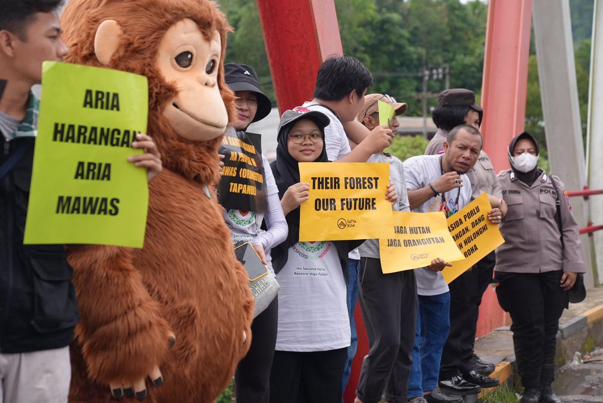 Aksi Damai Serukan Perlindungan Hutan Batang Toru