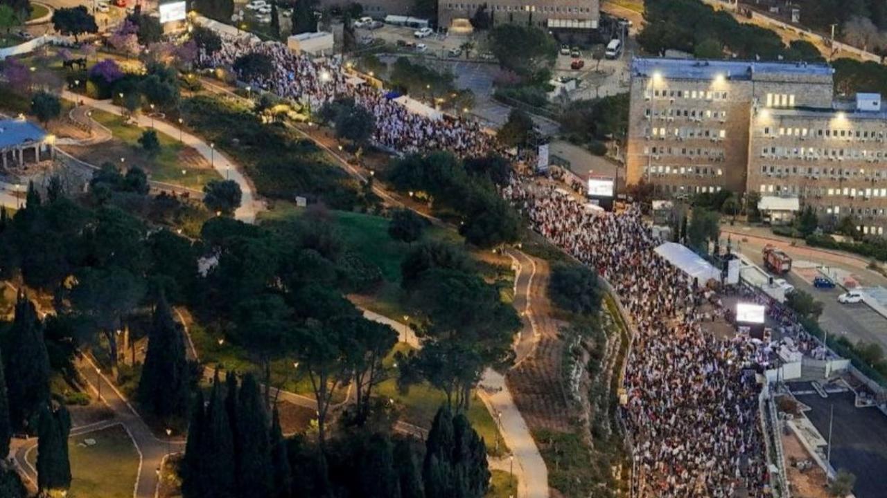 Puluhan ribu demonstran di Israel menggelar aksi unjuk rasa besar-besaran selama akhir pekan untuk menuntut Perdana Menteri Benjamin Netanyahu mundur dari jabatannya. Foto: REUTERS / Ilan Rosenberg<br>