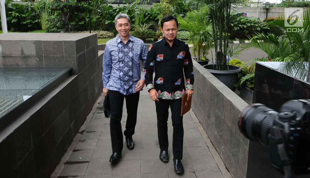 Pasangan bakal calon Wali Kota dan Wakil Wali Kota Bogor, Bima Arya (kanan)-Dedie A Rachim menuju gedung KPK, Jakarta, Jumat (19/1). Keduanya datang untuk menyerahkan Laporan Harta Kekayaan Penyelenggara Negara (LHKPN). (Liputan6.com/Helmi Fithriansyah)